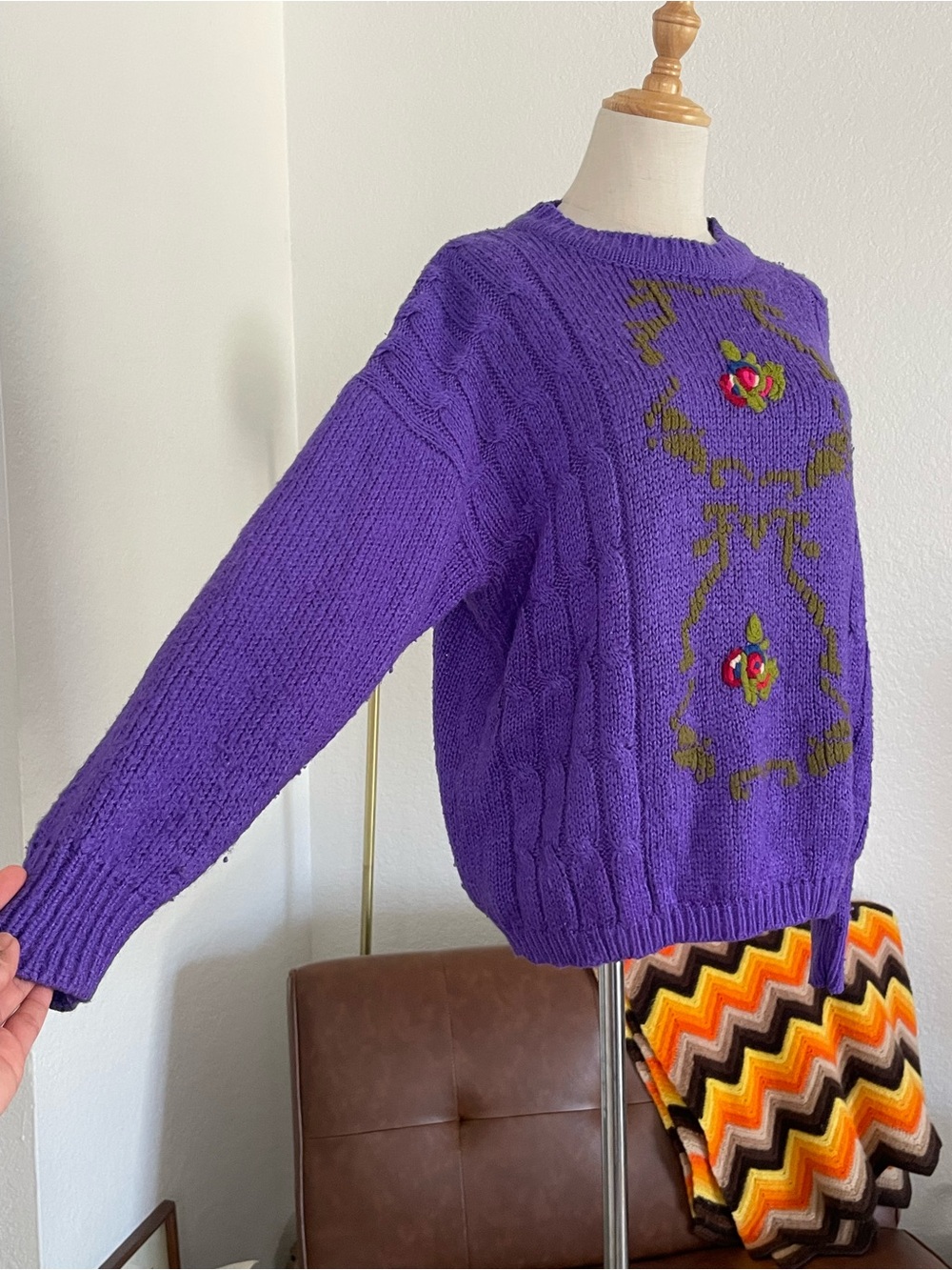 Vintage 1980s Wye Oaks Grandma Farmhouse Floral Knit Sweater - Picture 4 of 7